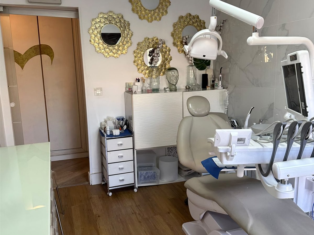 Una de las salas de tratamiento de Clínica Dental Serrería